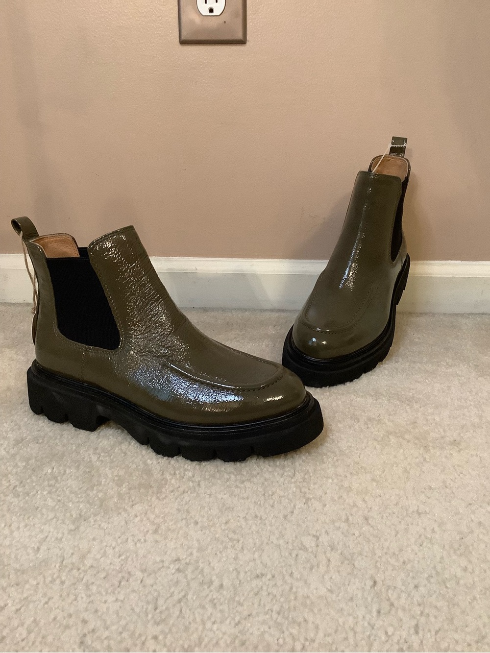 Sofft Olive Patent Chelsea Lug Sole Ankle Boots size 7 new